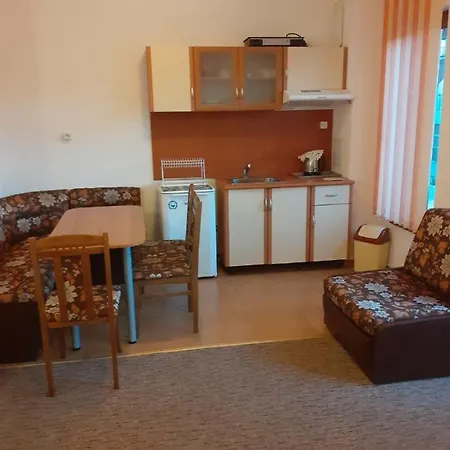 Adri Πανσιόν Νεσέμπαρ